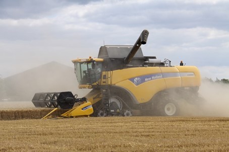 New Holland combine van Loonbedrijf Vedelaar aan het werk