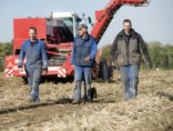 Joop en Gerard Vedelaar bij een machine op het land